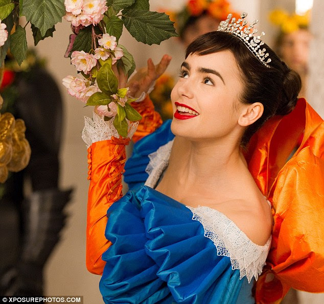 Impressionante: Em um aceno para a versão Disney do personagem de conto de fadas, Lily sai em um azul royal e vestido branco