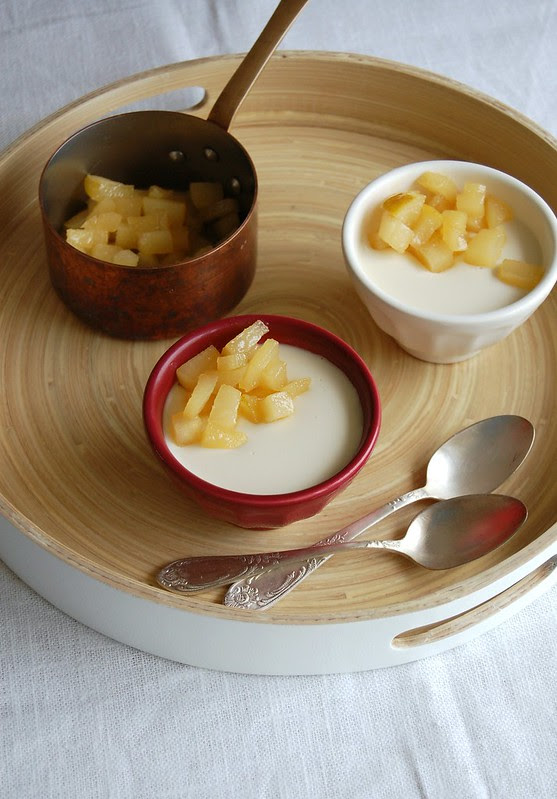 Amaretto panna cotta with caramelized pear / Panna cotta de Amaretto com pêras carameladas