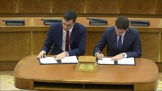 Pedro Sánchez i Albert Rivera, signant l'acord a què han arribat PSOE i Ciutadans