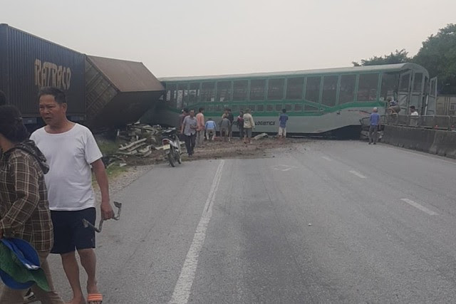 Xe tải vượt đường sắt, tàu hỏa chở hàng đứt khúc la liệt ở Nghệ An - Ảnh 4.