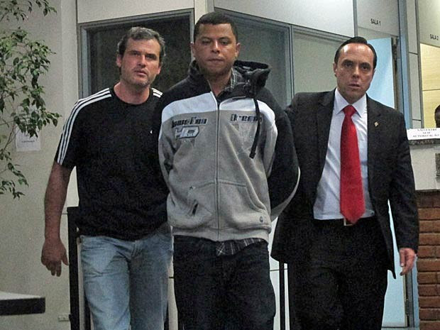 Donizete é levado para depoimento no Decradi. Ao ser transferido, ele negou participar da briga. "Eu estava em casa", disse (Foto: Paulo Toledo Piza/G1)