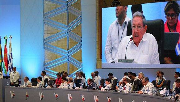 Líderes latinoamericanos escuchan las palabras de Raúl Castro en la V Cumbre de la Celac. Foto: @PresidenciaRD/ Twitter.