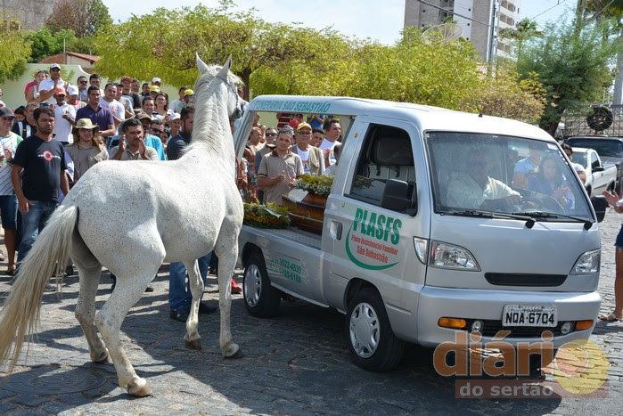 Resultado de imagem para cavalo se despede de dono morto em acidente e comove velário