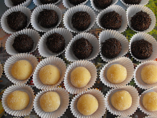 As receitas l\u00e1 de casa: Brigadeiros de am\u00eandoa \u2013 receita bimby