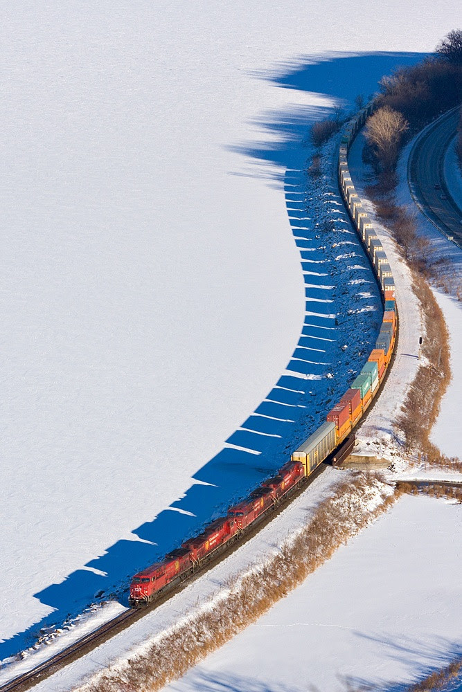 tren de mercaderies fent ombra en un paisatge nevat