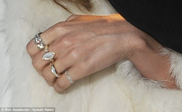 http://i.dailymail.co.uk/i/pix/2012/01/31/article-2093905-11867D1D000005DC-120_634x392.jpg