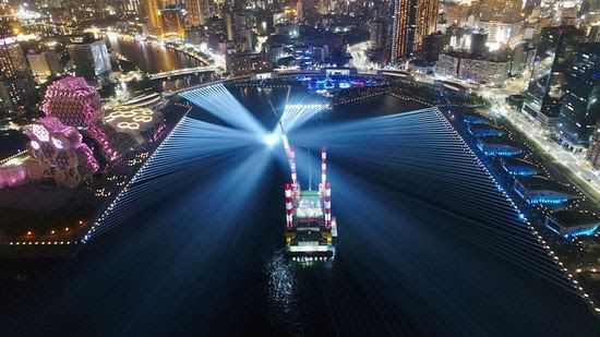 写真: 市制100周年を記念して光で溢れる高雄港
