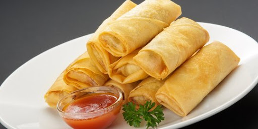 Lumpia udang renyah dengan isian udang segar dan sayuran, disajikan hangat dengan saus sambal