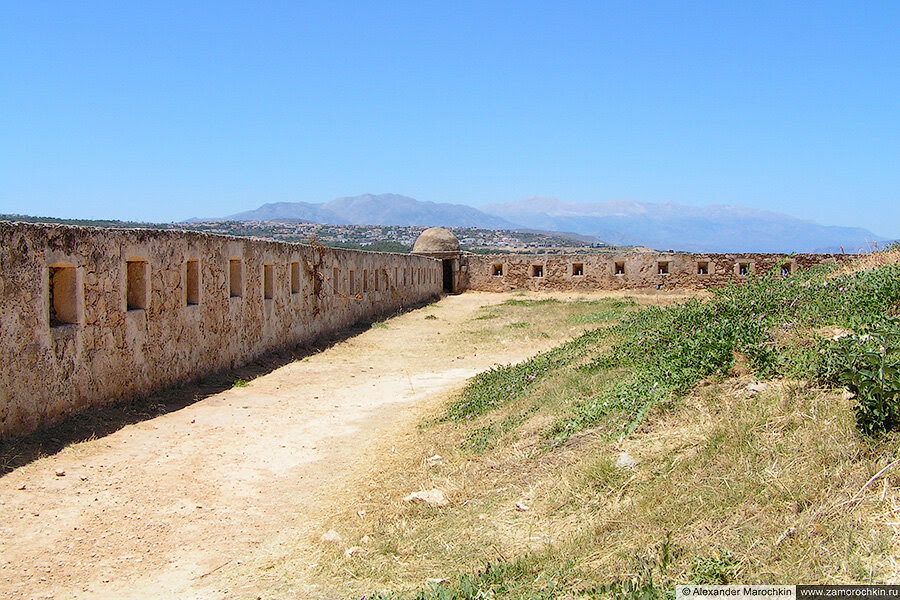 Внутри крепости Фортецца, Ретимно. Стены с бойницами и угловая башня.