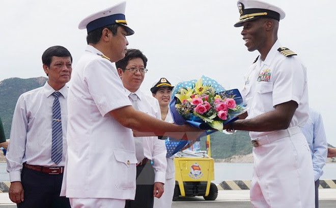 Tàu tuần duyên Mỹ cập cảnh Cam Ranh tham gia giao lưu hải quân