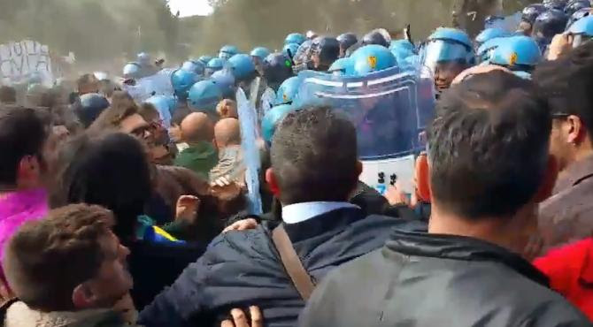 Tap, polizia carica manifestantipanico e feriti, strattonatianche 2 consiglieri regionali Video