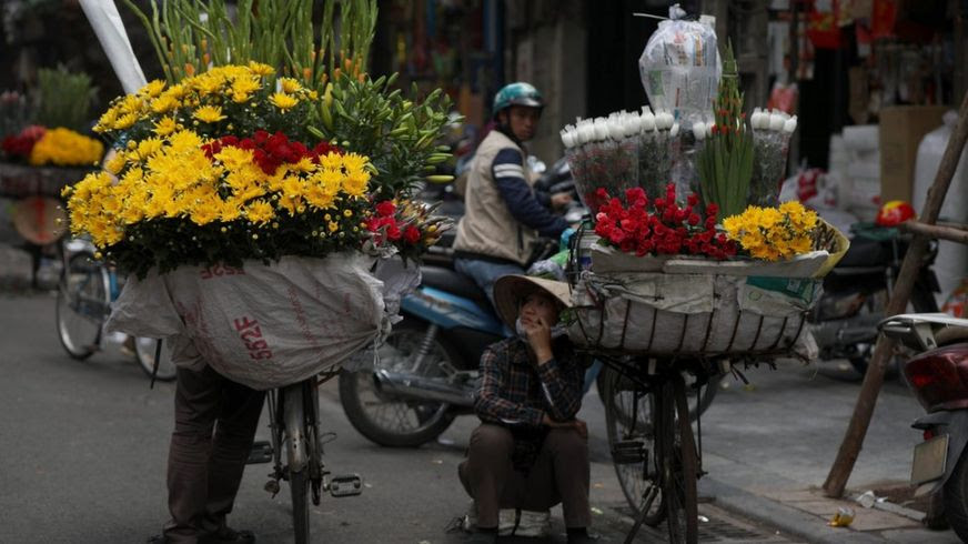 Người bán hoa dạo trên đường phố Hà Nội