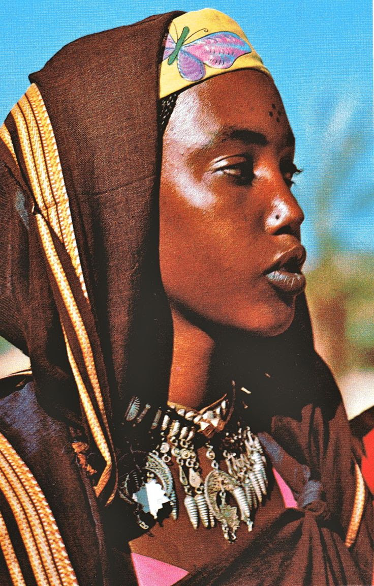 Africa | “Sahara” de Sylvio Acatos. Photographies de Maximilien Bergmann. Editions Silva, Zurich, 1969.  | Toubou woman.  Today most Toubou people live in northern Chad and Niger.