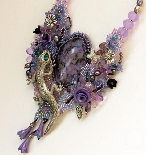 Cabochon pendant with charoite