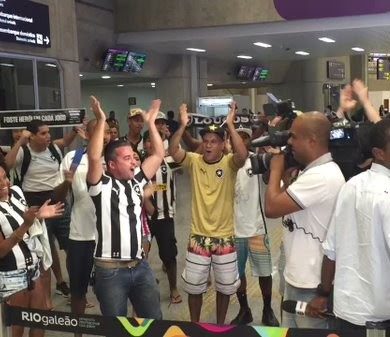 Desembarque Botafogo torcida (Foto: Thiago Lima)