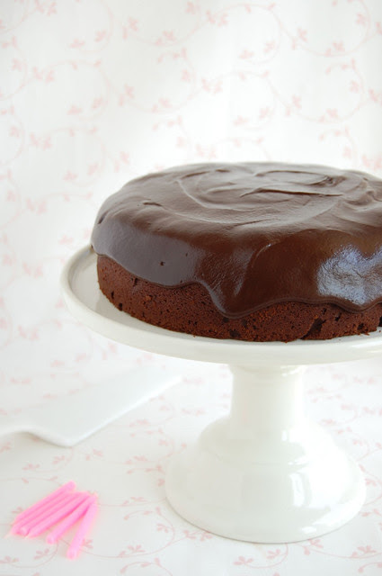 Chocolate cake with caramel ganache / Bolo de chocolate com ganache de caramelo
