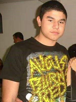 O estudante Victor Hugo Santos em foto com camiseta que ele usava no dia da festa, segundo a família (Foto: Arquivo Pessoal)