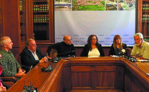 Uberka Carda, Ramón Villalba, Alejandro Santos, Mónica Martínez, Natalia Cambronero y Josu Chueca. 