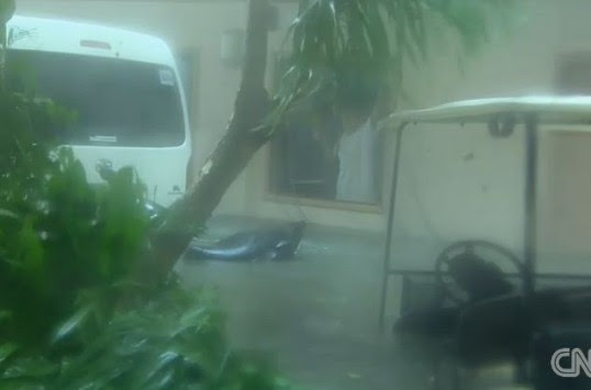 Η στιγμή που ο τυφώνας Χαϊγιάν χτυπάει τις Φιλιππίνες (ΒΙΝΤΕΟ)
