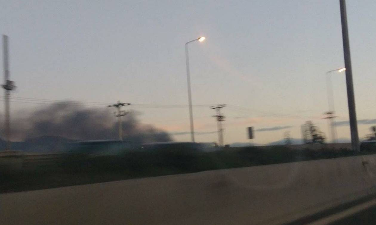 Αποκλειστικές εικόνες: Μεγάλη πυρκαγιά ΤΩΡΑ σε εργοστάσιο στο Μενίδι – Ένας τραυματίας