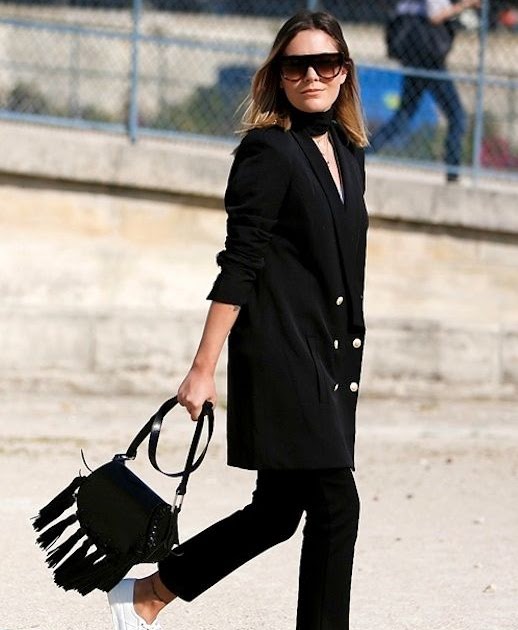 Le Fashion: Street Style: An Effortless All-Black Look With Sneakers