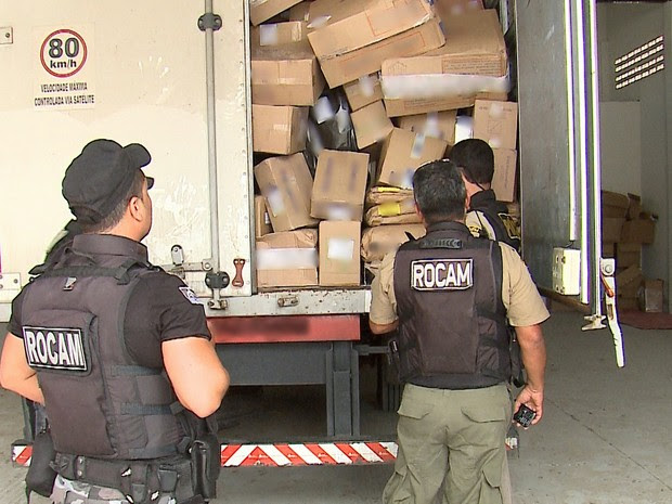 Caminhão-baú foi encontrado pela Polícia Militar em Caruaru (Foto: Reprodução/TV Asa Branca)