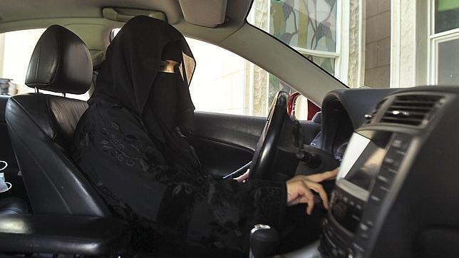 Mujeres saudíes se graban conduciendo para desafiar al gobierno islamista