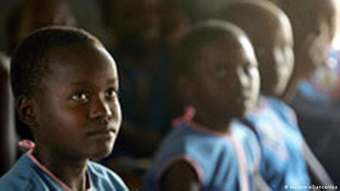 Bekämpfung der Malaria in Uganda - Schüler (picture-alliance/dpa)