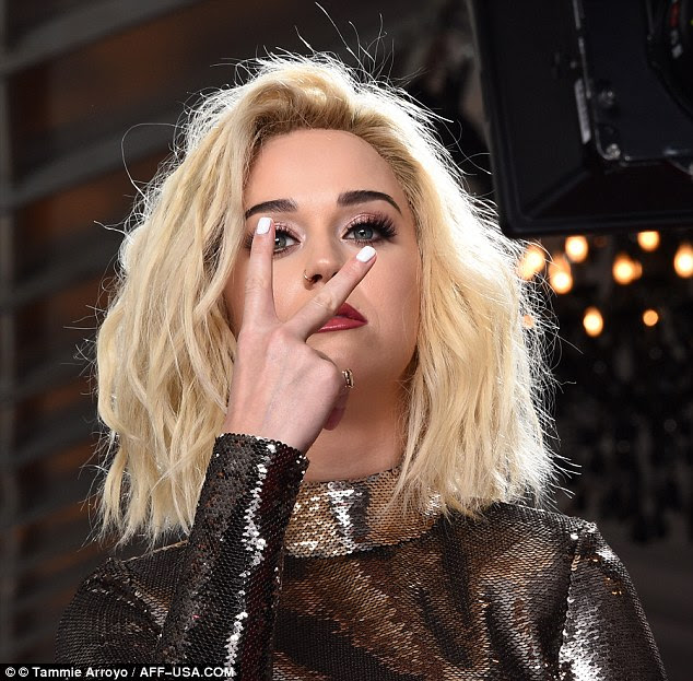 Prosseguindo: Fãs criticaram Katy por "jogar sombra" na quebra mental de Britney