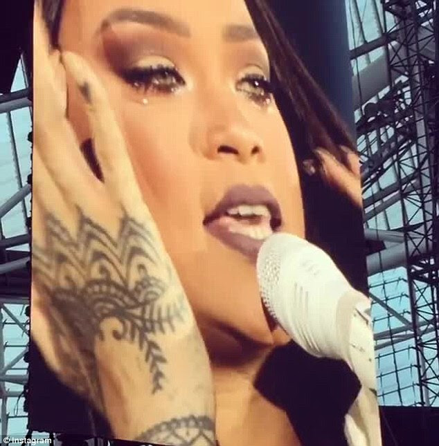 Brotando: Rihanna provocou preocupação entre seus fãs depois que ela caiu em lágrimas durante uma performance emocional na Irlanda na terça-feira