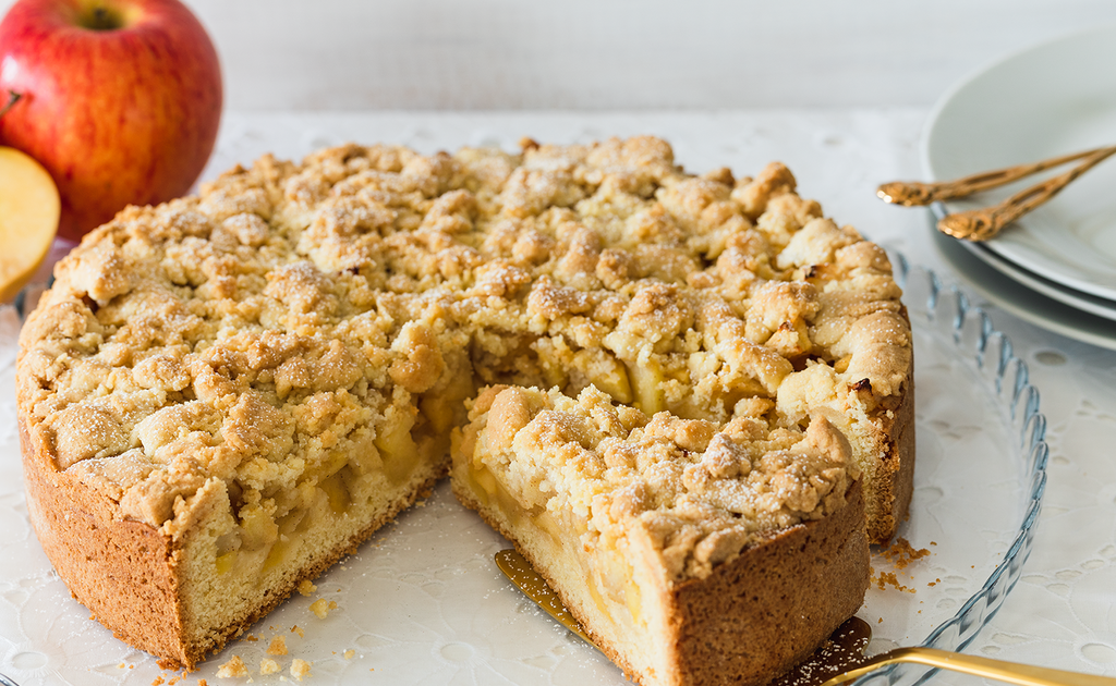 Ein köstlicher Käsekuchen mit Früchten darauf.