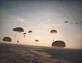 Paracaidistas militares de EEUU en el momento de la invasión