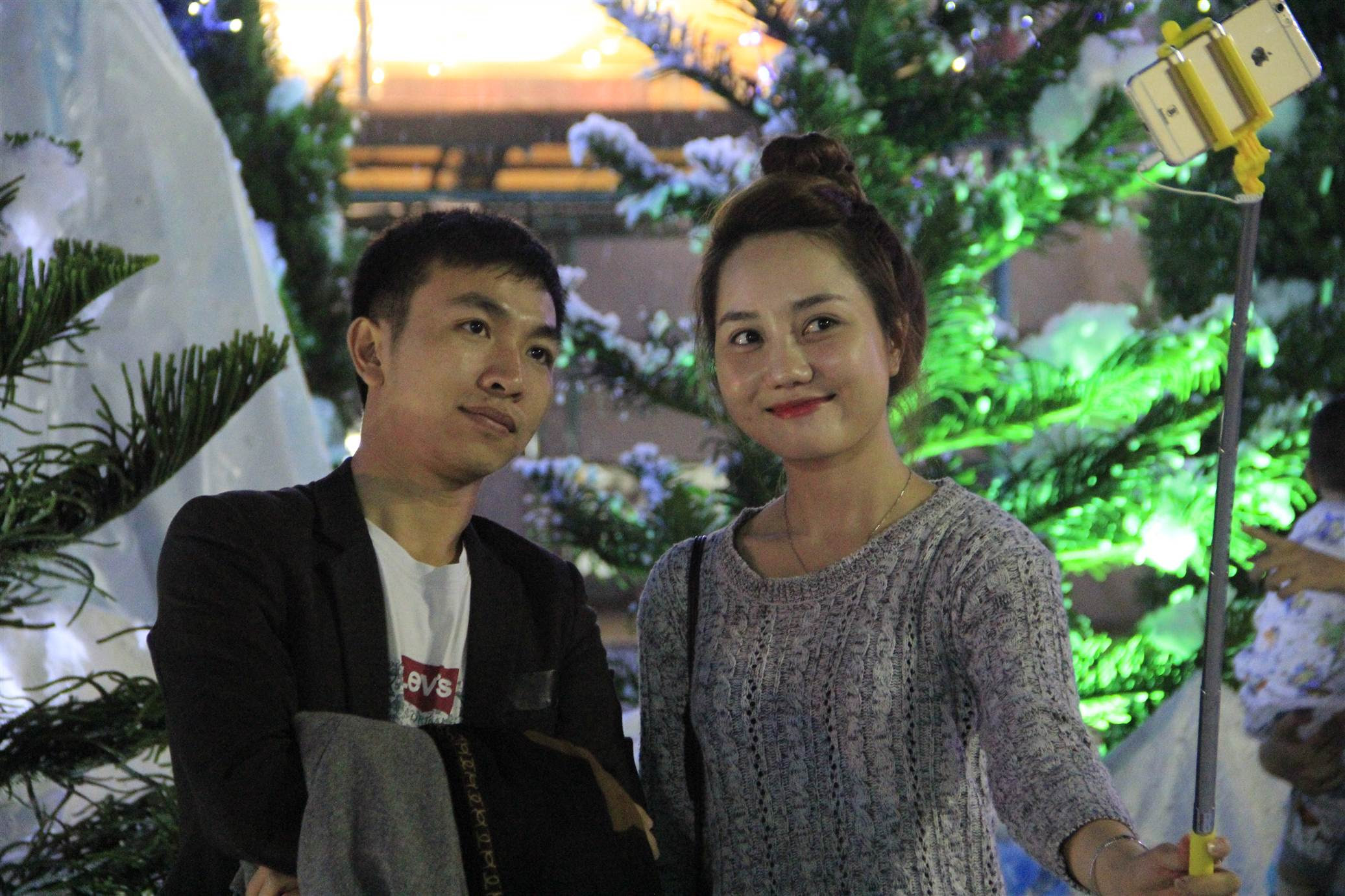 Hà Nội: Hot girl tự sướng giữa tuyết trắng trong đêm Noel - ảnh 13 Hình ảnh Hà Nội: Hot girl tự sướng giữa tuyết trắng trong đêm Noel số 13