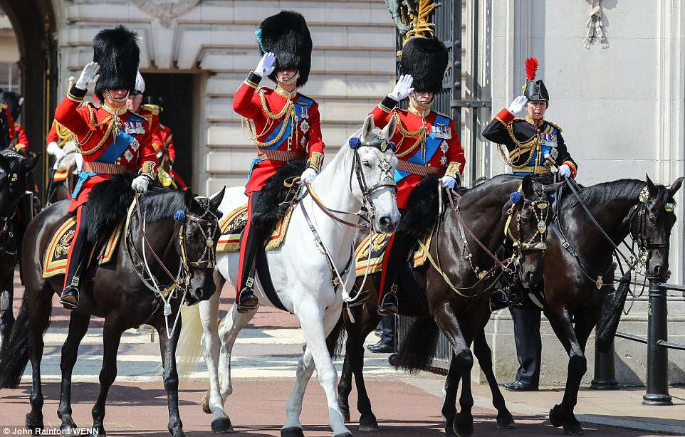 Royal flush: PrÃncipe Charles, Prince William, Prince Andrew e Princess Anne fazem o seu caminho longo o desfile a cavaloÂ