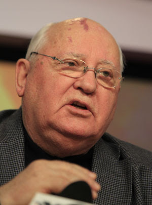 Gorbachev dá entrevista para rádio em Moscou neste sábado (24) (Foto: Sergey Ponomarev/AP)