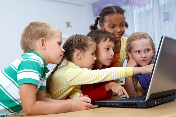 kids learn english with a laptop