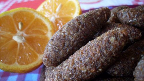 Quibe de soja
Ingredientes:
2 xícaras de proteína de soja fina e escura
2 xícaras de triguilho (trigo para quibe)
2 colheres de sopa de farinha de trigo
2 colheres de sopa de farinha de rosca
2 colheres de sopa de azeite ou óleo vegetal
1 cebola
Sal e hortelã fresca a gosto
Óleo vegetal para fritar
Preparo:
Em um recipiente, cubra o trigo com água fria e deixe de molho por cerca de duas horas. Escorra a água com uma peneira e esprema o trigo com ajuda de uma colher para sair o máximo de líquido possível.
Em uma panela, ferva 500ml de água, desligue o fogo, acrescente a soja e deixe hidratando por 15 minutos. Assim como o trigo, escorra a água com uma peneira e esprema com ajuda de uma colher para sair o máximo de líquido possível.
Em um processador, liquidificador ou mixer, triture a proteína com a cebola, o sal e a hortelã. Misture essa massa com os outro ingredientes, acerte o tempero e modele os quibes com a ajuda das mãos.
Aqueça bem o óleo, acrescente os quibes aos poucos e retire-os quando escurecerem.