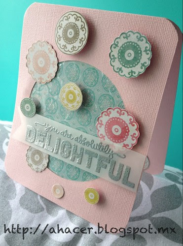 Tarjeta con acetato estampado en relieve