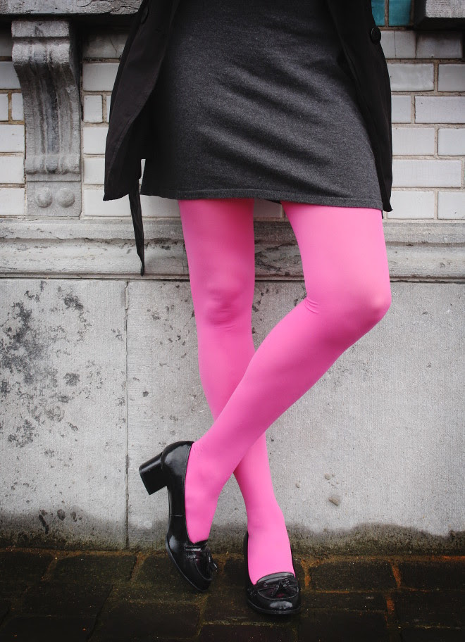 Grey Shift, Pink Tights - THE STYLING DUTCHMAN.
