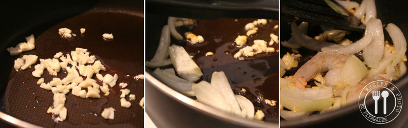 Verhit de olie in een grote koekenpan of wok, knoflook toevoegen en bak tot dat ze bijna licht goudbruin worden. Voeg reepjes ui toe en eventjes roerbakken, voeg daarna garnalen toe en roerbakken 1-2 minuten tot ze bijna gaar zijn.