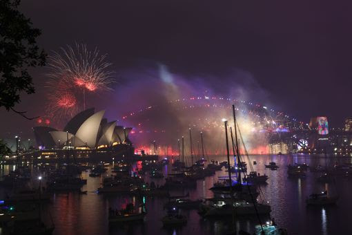 Australia đón 2019: Pháo hoa vẫn rực sáng trên bầu trời Sydney dù mưa lớn - Ảnh 1.
