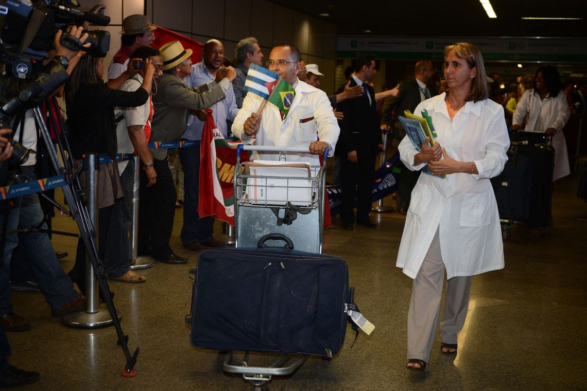 Em outubro de 2013, mÃ©dicos cubanos desembarcavam em BrasÃ­lia contratados pelo Programa Mais MÃ©dicos