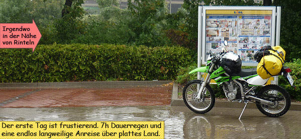 Kawasaki KLX250 auf großer Reise im Regen mit Gepäck