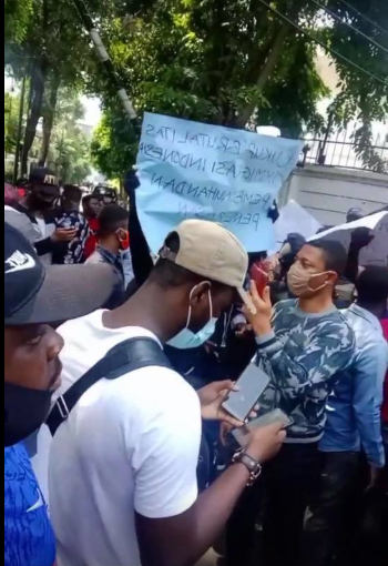 Nigerians protest at the Nigerian Embassy in Indonesia over alleged discrimination and targeted raids by Indonesian immigration officers (video)