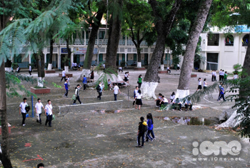 Trường đã xây thêm một số công trình phụ gồm nhà luyện tập thể thao và 10 phòng học kiểu mới nhưng cũng dựa theo lối kiến trúc cũ. i-673660-1372606083_500x0.jpg