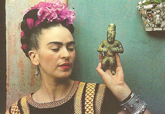 Frida Kahlo et la statuette, photographie de Nickolas Muray, 1939 (DR)