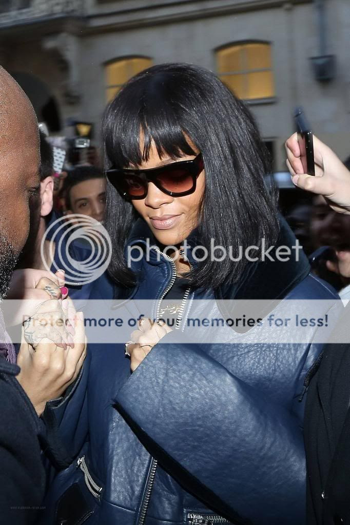Rihanna mobbed by fans in Paris... insane!