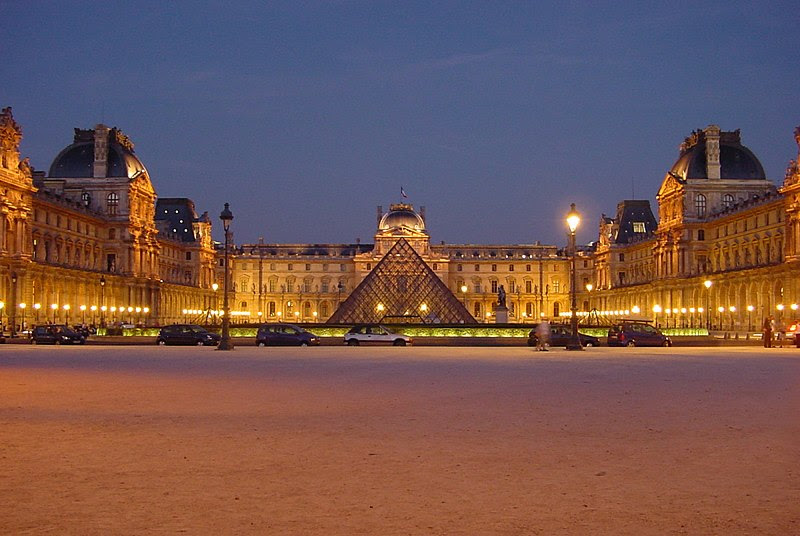 Skeda:Louvre at night centered.jpg