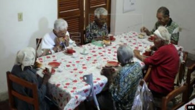 Ancianos desayunan en un hogar gestionado por Cáritas Cubana.
