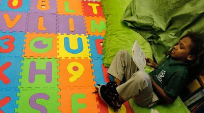 A 4th grader finds a quiet place to read during breakout groups in Lora Johnson’s class at George Cox Elementary School in Gretna, La. In Louisiana, teacher preparation programs are now judged partly on the test scores their graduates' students earn — part of a growing national movement to assess education schools based on their results. (Photo by Ted Jackson, Nola.com / The Times-Picayune) 
